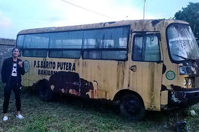 Hansamu Yama mengunggah foto dengan latar belakang sebuah bus bertuliskan 