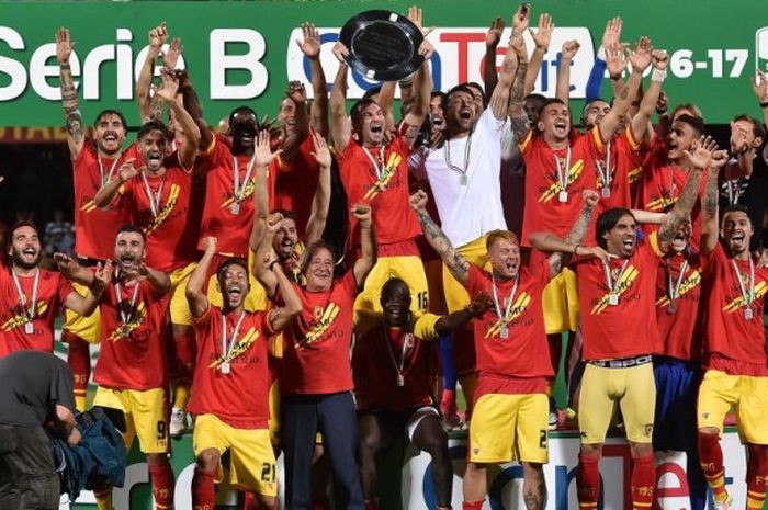 Para pemain Benevento Calcio merayakan kesuksesan mereka promosi ke Serie A setelah menekuk Carpi dalam partai play-off di Stadion Ciro Vigorito, Benevento, 8 Juni 2017.