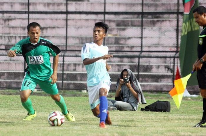 Pemain muda milik Pro Duta pada musim 2014, Muhammad Adli (tengah) yang jadi bagian tim sepak bola Sumatera Utara (Sumut) pada PON 2016 Jabar.