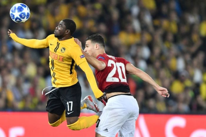 Bek Manchester United, Diogo Dalot (kanan), berduel dengan penyerang Young Boys, Roger Assale, dalam laga Grup H Liga Champions di Stade de Suisse, Bern, Swiss pada 19 September 2018.