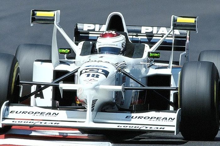 Pebalap tim Tyrell, Jos Verstappen, memacu mobilnya dalam lomba GP F1 Monaco di Sirkuit Monte Carlo, Monaco, pada 11 Mei 1997.