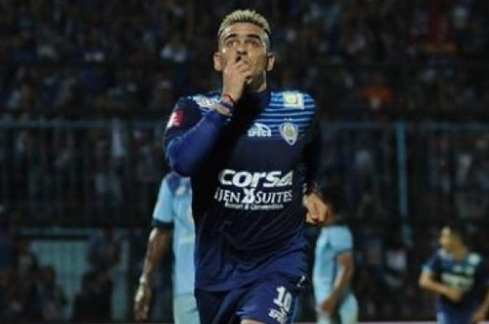Selebrasi striker Arema, Cristian Gonzales seusai mencetak gol ke gawang Persela di Stadion Kanjuruhan, Kab Malang, Minggu (6/11/2016) malam. 