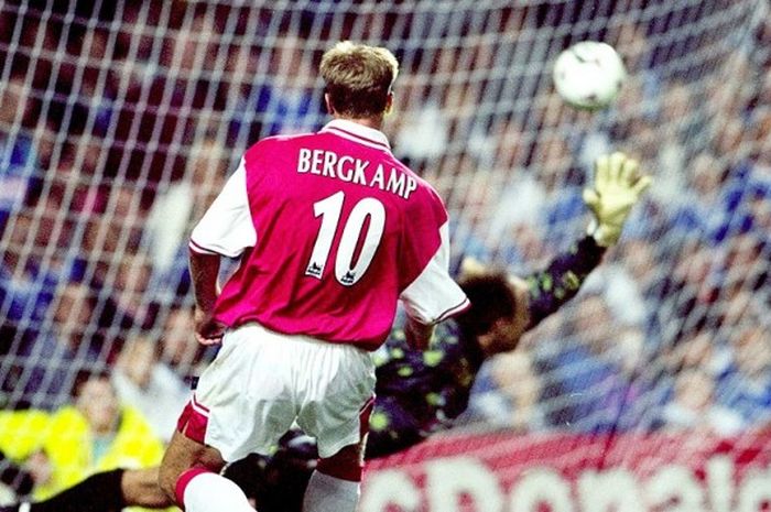 Striker Arsenal, Dennis Bergkamp, mencetak gol penyeimbang ke gawang Leicester City yang dikawal Kasey Keller, dalam laga lanjutan FA Carling Premiership 1997-1997 di Stadion Filbert Street, Leicester, pada 27 Agustus 1997.