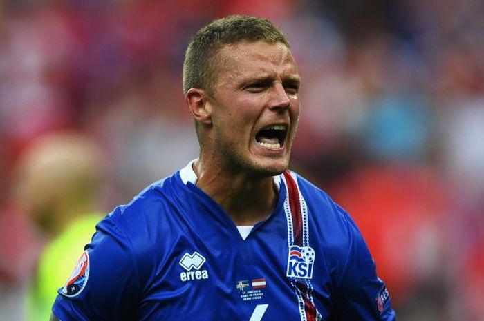 Ragnar Sigurdsson, dalam pertandingan grup F Euro 2016 antara Islandia kontra Austria di Stade de France, 22 Juni 2016. 