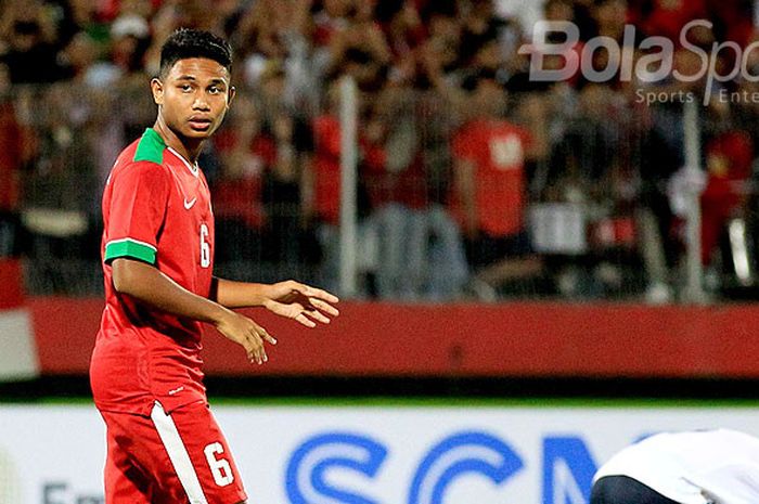 Gelandang Timnas U-19 Indonesia, Muhammad Rafi Syarahil, saat tampil dalam laga Grup A Piala AFF U-19 2018 melawan Laos di Stadion Gelora Delta Sidoarjo, Jawa Timur, Minggu (01/07/2018) malam.