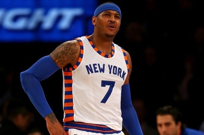  Pemain New York Knicks, Carmelo Anthony, bereaksi ketika tampil pada paruh pertama melawan Boston Celtics pada lanjutan kompetisi NBA musim 2015-2016 di Madison Square Garden, Selasa (12/1/2016).