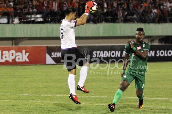 Kiper Persija, Andritany Ardhiyasa, menangkap bola pada laga semifinal I Piala Presiden 2018 kontra PSMS Medan di Stadion Manahan, Solo, Sabtu (10/2/2018).