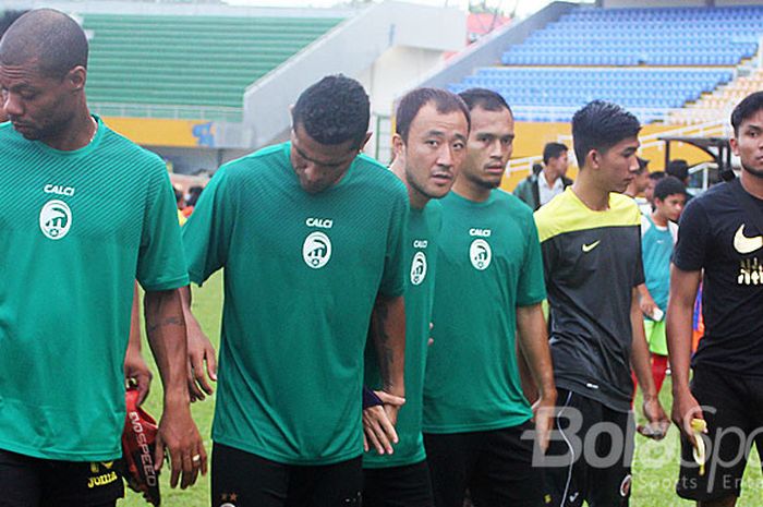 Tiga pemain asing Sriwijaya FC (kiri-kanan), Hilton Moirera, Alberto Goncalves, dan kapten tim Yu Hyun Koo, nasibnya akan ditentukan pada 24 November 2017, bersamaan dengan penunjukkan pelatih Sriwijaya musim depan.