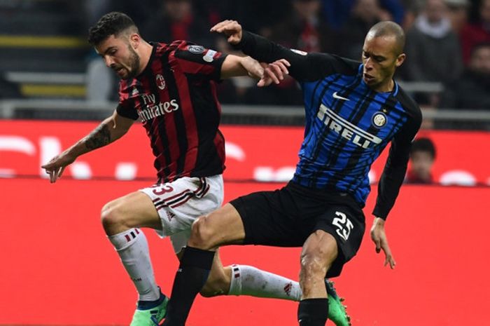 Penyerang AC Milan, Patrick Cutrone (kiri), berduel dengan bek Inter Milan, Joao Miranda, dalam laga Liga Italia di Stadion San Siro, Milan pada 4 April 2018.