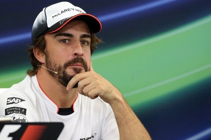 Pebalap Formula 1, Fernando Alonso, menghadiri sesi konferensi pers menjelang balapan di Sirkuit Suzuka, Jepang, 6 Oktober 2016.