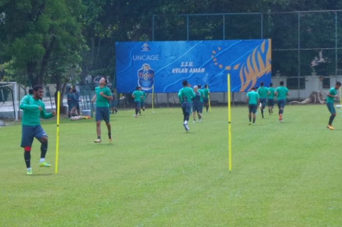 Para pemain timnas U-22 Indonesia menjalani latihan seis siang di lapangan Kelab Aman, Lorong Damai,