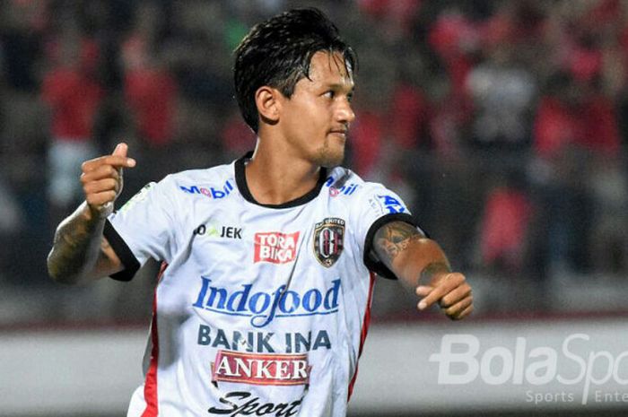 Penyerang Bali United, Irfan Bachdim, merayakan golnya seusai membobol gawang Perseru Serui pada Senin (25/9/2017). 