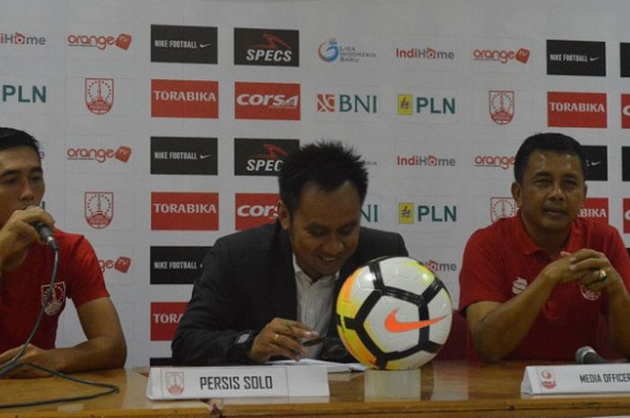 M. Wahyu Fitranto (kiri) saat memberikan jawaban pada sesi jumpa pers Persis Solo, di ruang VVIP Stadion Manahan Solo, Minggu (22/4/2018). 