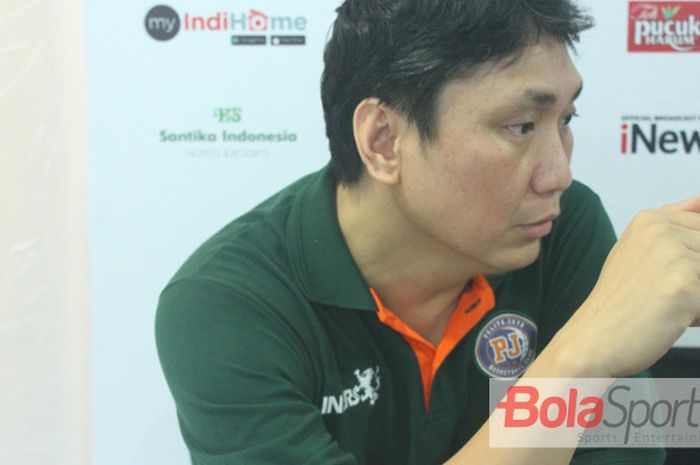 Sports Manager Pelita Jaya Jakarta, Fictor Roring, pada konferensi pers setelah menang atas Stapac Jakarta pada Senin (25/12/2017).