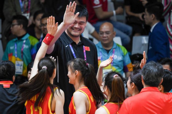 Pebasket lengeda Cina, Yao Ming (tengah) memberi selamat kepada sejumlah pemain negaranya setelah berhasil mengalahkan Unified Korea dipertandingan Final Basket Putri Asian Games ke 18 di Hall Istora Senayan, Jakarta Sabtu (1/9/2018). 