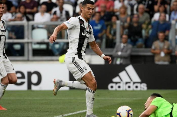 Kiper Lazio Thomas Strakosha (bawah), mencoba menghalau bola yang mengarah kepada penyerang Juventus, Cristiano Ronaldo, dalam partai Liga Italia di Stadion Allianz Turin, 25 Agustus 2018.