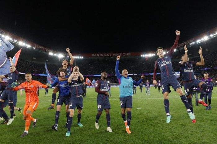 Selebrasi para pemain Paris Saint-Germain (PSG) usai mengalahkan AS Monaco 7-1 di Parc des Prince, Paris, Minggu (15/4/2018) atau Senin dini hari WIB. PSG sekaligus resmi menjadi juara Ligue 1 2017-2018.