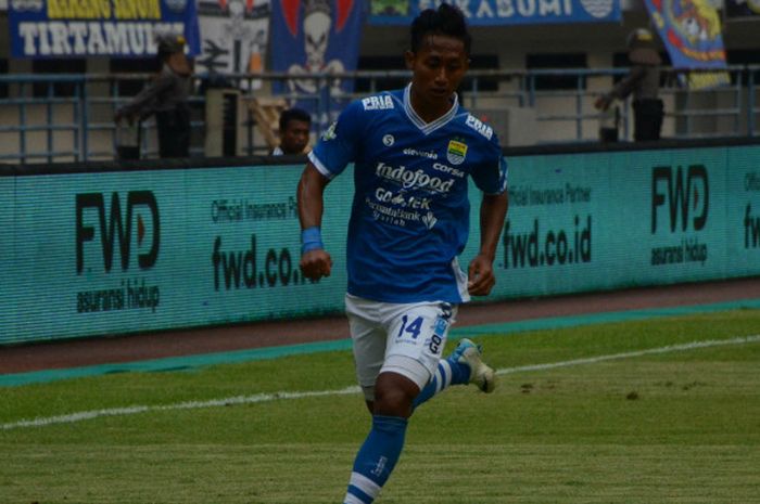 Gelandang Persib Bandung, Agung Mulyadi saat melawan Arema di Stadion Gelora Bandung Lautan Api, Kam