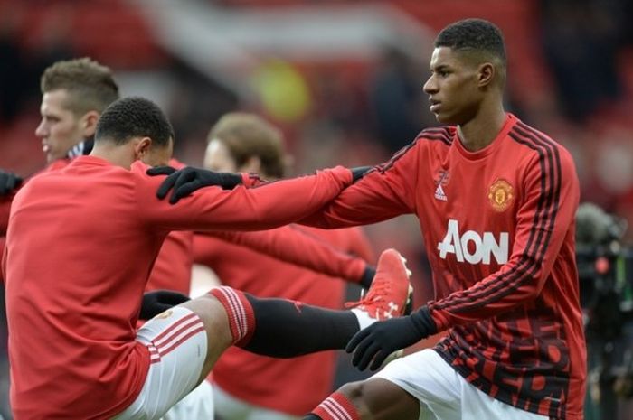 Para pemain Manchester United melakukan pemanasan menjelang partai kontra Arsenal pada lanjutan Premier League di Stadion Old Trafford, Minggu (28/2/2016).