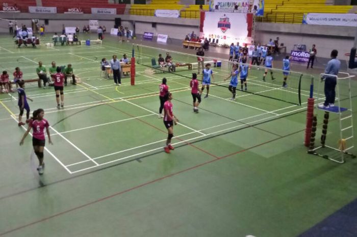 Pertandingan antara tim putri Bahana Jabar (Biru) melawan tim putri Satria Muda DKI Jakarta (Pink) pada Kejurnas Voli Antar Klub U-17 di GOR Among Rogo, Yogyakarta, Selasa (28/11/2017).