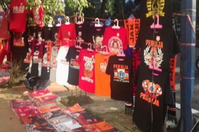 Pedagang menjual jersey mereka di luar Stadion Utama Gelora Bung Karno di laga Persija vs Bhayangkara, Jumat(23/3).