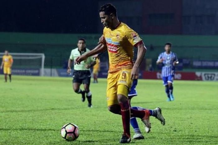 Striker Sriwijaya FC, Alberto Goncalves menguasai bola saat laga timnya kontra tuan rumah Persiba Balikpapan pada pekan kelima Liga 1 musim 2017 di Stadion Gajayana, Kota Malang, 9 Mei 2017. 