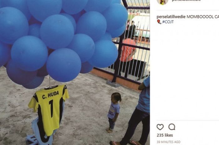 Replika jersey Chorul Huda diterbangkan di Stadion Surajaya, Lamongan