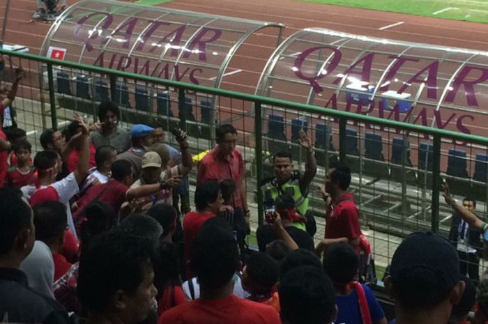  Seorang warga Hong Kong diamankan petugas keamanan pada laga Grup A sepak bola Asian Games 2018 antara timnas u-23 dan timnas u-23 Hong Kong di Stadion Patriot Candrabhaga, Kota Bekasi, Senin (20/8/2018). 