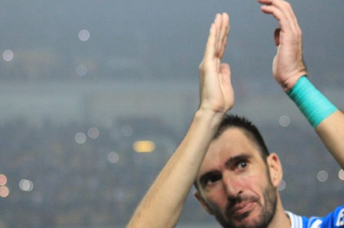 Bek Bhayangkara FC, Vladimir Vujovic dengan mata berkaca-kaca keliling Stadion GBLA setelah timnya mengalahkan tuan rumah Persib pada laga Liga 1 2018, 31 Mei 2018. 