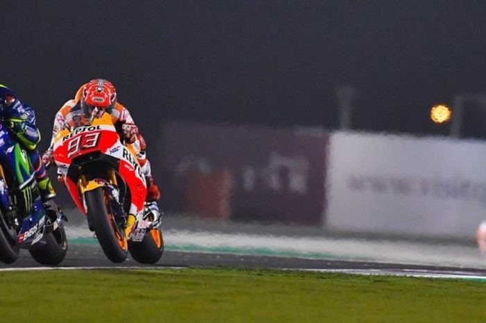 Pebalap Repsol Honda Team asal Spanyol, Marc Marquez (kanan), bersaing dengan pebalap Movistar Yamaha MotoGP asal Italia, Valentino Rossi, pada balapan GP Qatar di Sirkuit Internasional Losail, Minggu (26/3/2017).