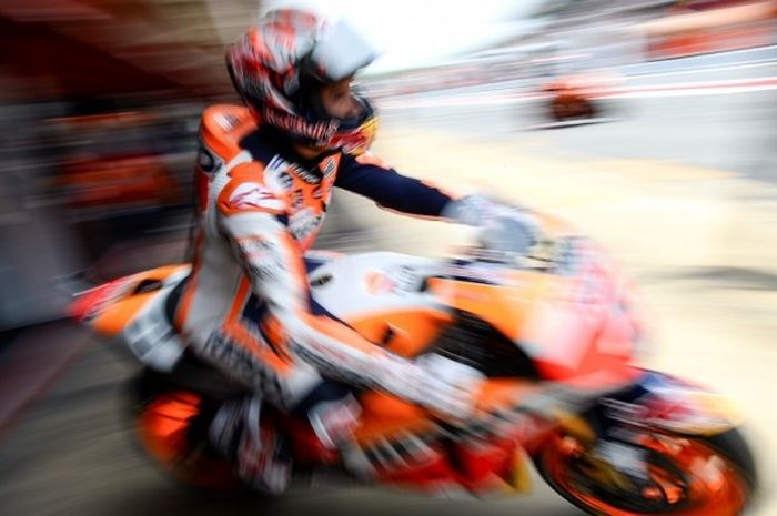 Pebalap Repsol Honda, Marc Marquez, bersiap keluar dari garasi timnya saat menjalani sesi latihan bebas kedua GP Catalunya di Circuit de Barcelona-Catalunya, Montmelo, Barcelona, Spanyol, Jumat (9/6/2017).