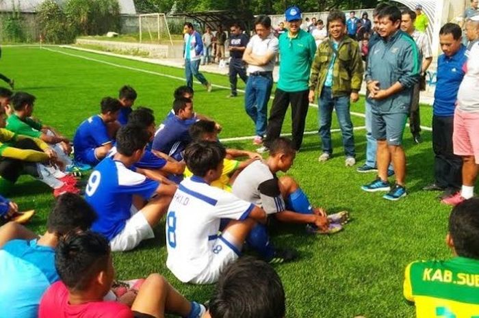 Pelatih timnas U-19 Indonesia, Indra Sjafri memberikan pengarahan kepada pemain seleksi di lapangan Lodaya, Kota Bandung, Minggu (19/2/2017). 