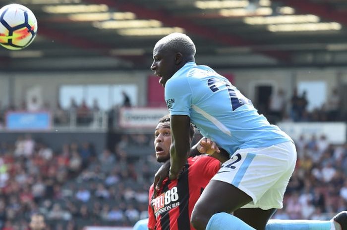 Bek Manchester City, Benjamin Mendy, memenangi duel udara dengan pemain Bournemouth, Joshua King, dalam laga Liga Inggris di Stadion Vitality, Bournemouth, pada 26 Agustus 2017.