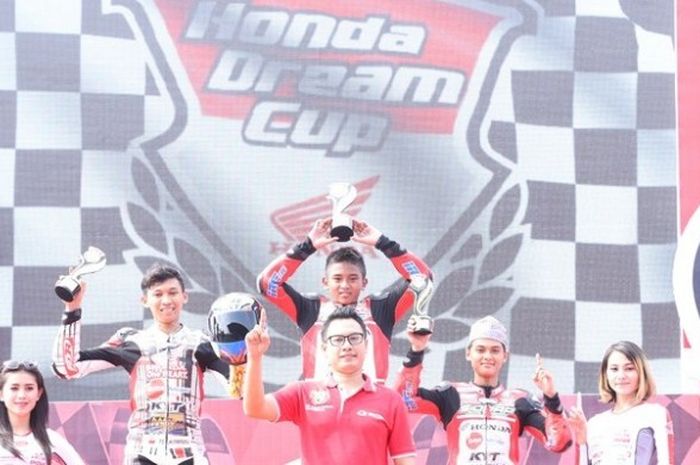 Pebalap asal tim Sidrap MPM Honda KYT Nissin IRC Trijaya, Mario SA (tengah), saat memamerkan trofi kemenangan dalam kelas Bebek 150cc Tune Up Pemula pada seri pembuka HDC 2017 di Sirkut non-permanen  Brigif 15 Kujang Cimahi, Jawa Barat, Minggu (16/4/2017).