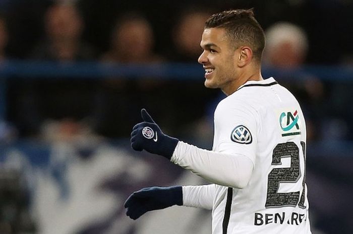 Penyerang Paris Saint-Germain, Hatem Ben Arfa, saat tampil melawan Avranches dalam laga Piala Prancis di Stadion Michel D'Ornano, Caen, (5/4/2017).