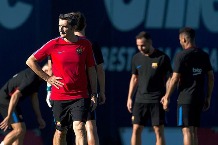 Pelatih Barcelona, Ernesto Valverde, saat mengawal timnya dalam sesi latihan di pusat latihan tim di Sant Joan Despi, Barcelona, pada 12 Agustus 2017, menjelang laga melawan Real Madrid pada leg pertama Piala Super Spanyol 2017.