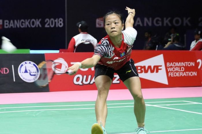 Pebulu tangkis tunggal putri Indonesia, Fitriani, mengembalikan kok ke arah Soniia Cheah di partai pertama penyisihan Grup D melawan Malaysia pada Piala Uber 2018 di Impact Arena, Bangkok, Thailand, Senin (21/5/2018).