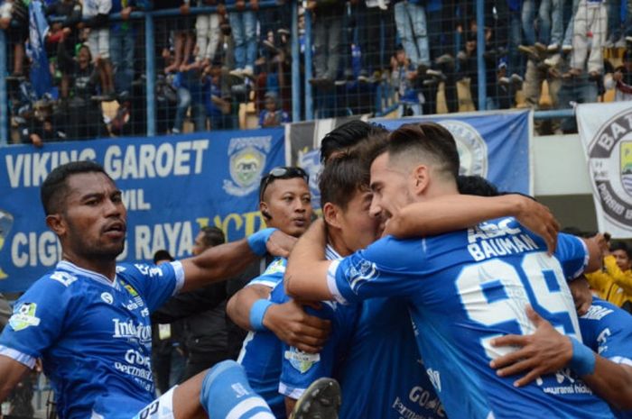            Para pemain Persib Bandung merayakan gol Atep ke gawang Arema FC pada laga Liga 1 2018 di Stadion Gelora Bandung Lautan Api, Kamis (13/9/2018).           