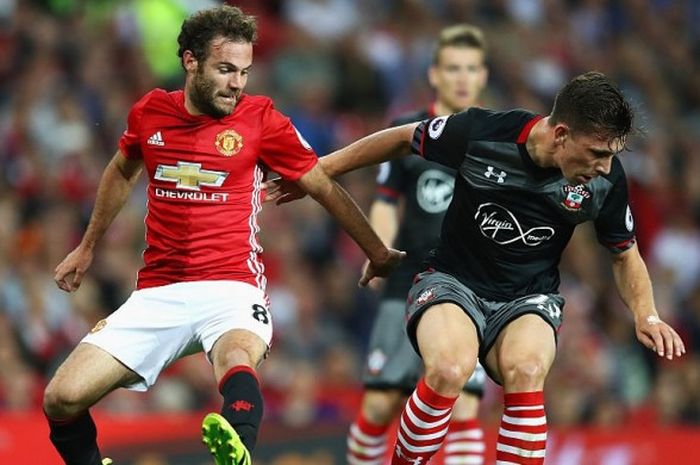 Gelandang Manchester United, Juan Mata (kiri) berebut bola dengan pemain Southampton, Pierre-Emile Hojbjerg, dalam pertandingan Premier League 2016-2017 di Stadion Old Trafford, Manchester, Inggris, pada 19 Agustus 2016.