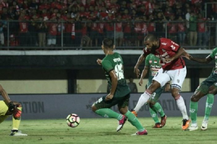 Striker Bali United Sylvano Comvalius (kedua dari kanan) beraksi saat menghadapi PS TNI dalam Liga 1 di Stadion Kapten I Wayan Dipta, Gianyar, Bali, Jumat (20/10/2017) malam WIB.