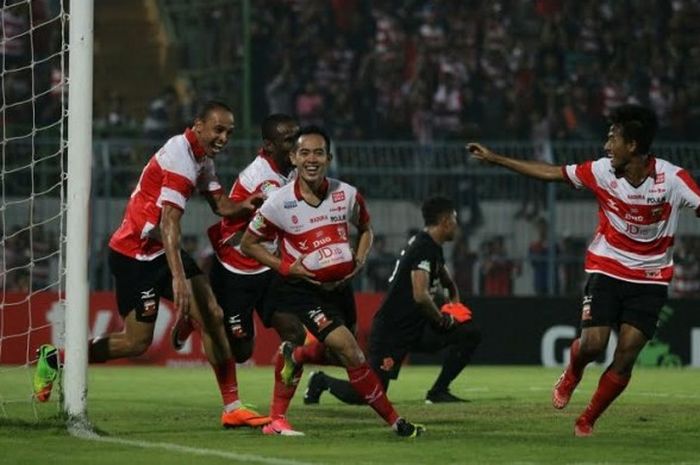 Ekspresi bahagia Slamet Nurcahyo (tengah) setelah mencetak gol ketiga Madura United ke gawang PS TNI pada laga pekan ketujuh Liga 1 musim 2017 di Stadion Gelora Bangkalan, Jumat (19/5/2017) malam. 