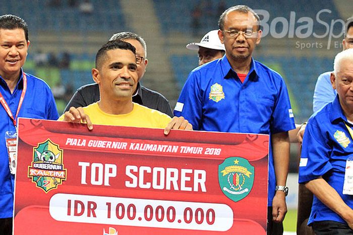 Striker Sriwijaya FC, Alberto Goncalves, menerima hadiah uang tunai sebagai penghargaan pencetak gol terbanyak  Piala Gubernur Kaltim 2018 usai mengalahkan Arema FC pada partai final di Stadion Palaran Samarinda, Kalimantan Timur, Minggu (04/03/2018) malam.