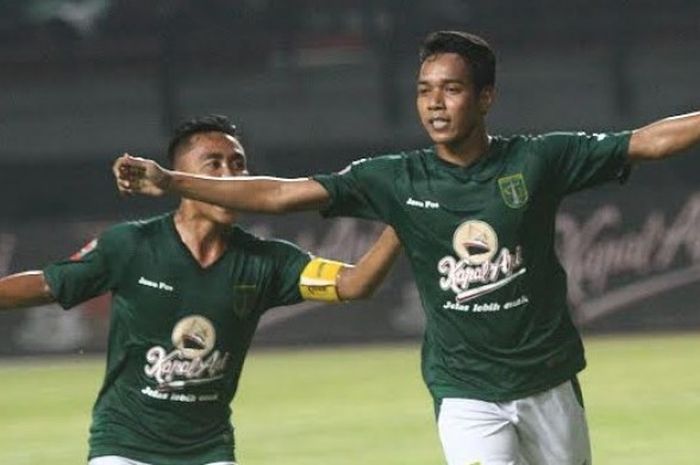  Duo Persebaya, Rendi Irwan dan Misbakhus Solikin (kanan) merayakan gol ke gawang Madiun Putra pada laga pertama Liga 1 musim 2017 di Gelora Bung Tomo, Surabaya, 20 April 2017.  