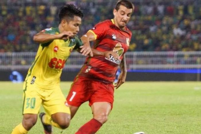    Winger Kedah FA, Andik Vermansah duel dengan gelandang Negeri Sembilan, Flavio Beck Junior pada laga putaran kedua Piala FA Malaysia 2018 di Stadiom Darul Aman, Alor Star, Jumat (2/3/2018) malam.   