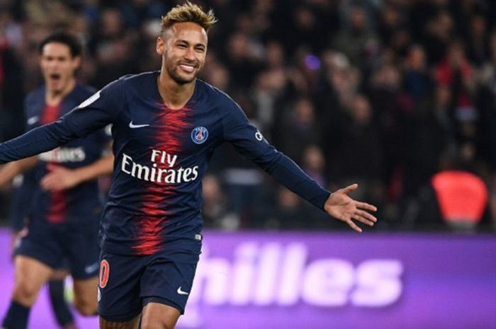 Selebrasi Neymar usai mengeksekusi tendangan penalti ke gawang Olympique Lyon pada pertandingan pekan ke-9 Liga Prancis di Stadion Parc de Princes, Minggu (7/10/2018) atau Senin dini hari WIB.