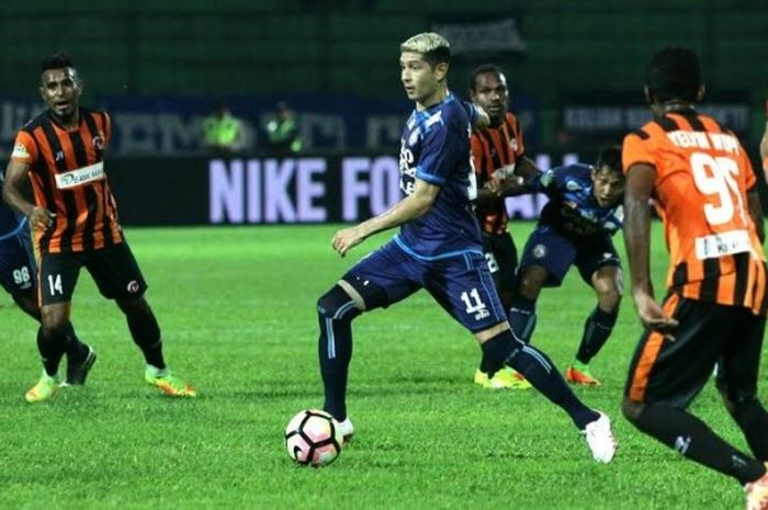 Gelandang Arema FC, Esteban Vizcarr di tengah para pemain Perseru Serui pada pekan ke-10 Liga 1 musim 2017 di Stadion Gajayana, Kota Malang, Sabtu (10/6/2017) malam.