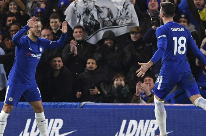 Selebrasi penyerang Chelsea, Eden Hazard (kiri), bersama striker Olivier Giroud seusai saat merayakan gol setelah sukses membobol gawang West Bromwich Albion dalam pertandingan Liga Inggris 2017-2018 di Stadion Stamford Bridge, London, Inggris, pada Senin (12/2/2018).