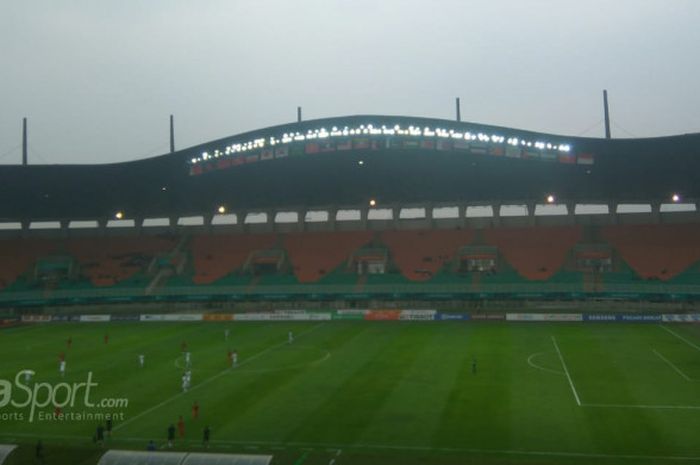 Suasana pertandingan antaa timnas U-23 Uzbekistan sementara ungguli timnas U-23 Bangladesh di Stadion Pakansari, Kabupaten Bogor, Selasa (15/8/2018).