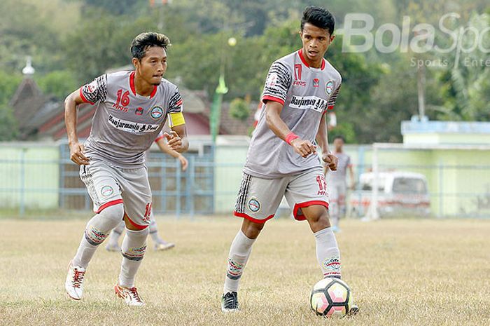Aksi dua pemain Martapura FC, Qischil Gandrum Minny (kiri) dan Rifan Nahumarury, saat tampil melawan PSBI Blitar dalam laga lanjutan Liga 2 di Stadion Ario Srengat Kabupaten Blitar, Jawa Timur, Minggu (13/08/2017) sore.