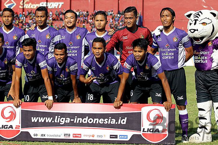 Tim Persik Kediri berpose menjelang dimulainya partai melawan Persijda Sidoarjo dalam laga Lanjutan Liga 2 di Stadion Brawijaya Kediri, Jawa Timur, Selasa (25/07/2017) sore. 